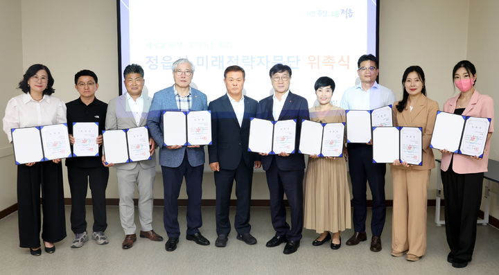 [정읍=뉴시스] 이학수 wjsqnr 정읍시장(왼쪽 다섯번째)과 새로 위촉된 '제7기 미래전략자문단' 위원들이 기념사진을 찍고 있다. (사진=정읍시 제공) 2025.08.06. photo@newsis.com *재판매 및 DB 금지