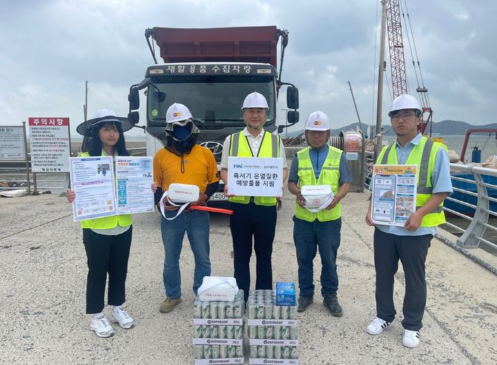 김종범 공단 남서해지사장(가운데)가 혹서기 근로자에게 온열질환 예방물품을 전달하고 있다. (사진=어촌어항공단 제공) *재판매 및 DB 금지