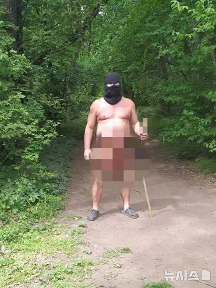 [뉴시스] 슬로바키아 기메슈 성(Gýmeš Castle) 인근 숲길에서 발라클라바와 나막신만 착용한 남성이 막대기에 성인용품을 들고 포즈를 취하고 있다. 해당 남성은 여성 등산객들과 마주친 뒤 사과하며, “자신에게 이는 휴식”이라고 설명했다. (사진=뉴욕포스트) 2025.08.05. 