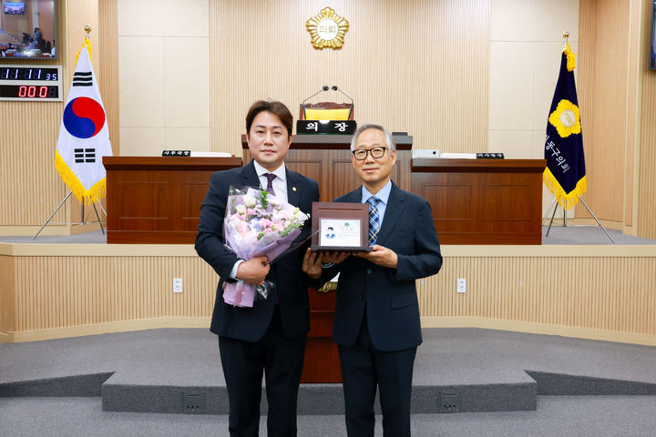 [대구=뉴시스] 이진욱 대구 동구의원이 대구시 자치경찰위원회로부터 감사패를 받았다. (사진=대구 동구의회 제공) 2025.08.06. photo@newsis.com *재판매 및 DB 금지