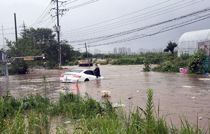 [아산=뉴시스] 교통 통제가 이뤄지기 전 지하도로 진입한 승용차 한 대가 차오르는 물속에 갇히면서 구조를 기다리고 있다.2025.08.06.photo@newsis.com *재판매 및 DB 금지