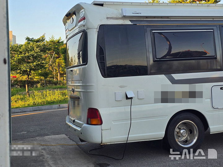 [뉴시스] 논란의 캠핑카. (사진=온라인 커뮤니티 '보배드림')