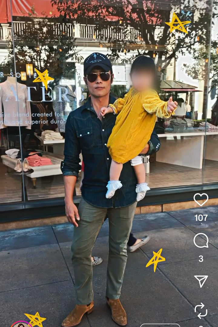 [서울=뉴시스] 배우 이윤미가 이병헌 품에 안긴 딸의 모습을 공개했다. (사진=이윤미 인스타그램 캡처) 2025.08.06. photo@newsis.com *재판매 및 DB 금지