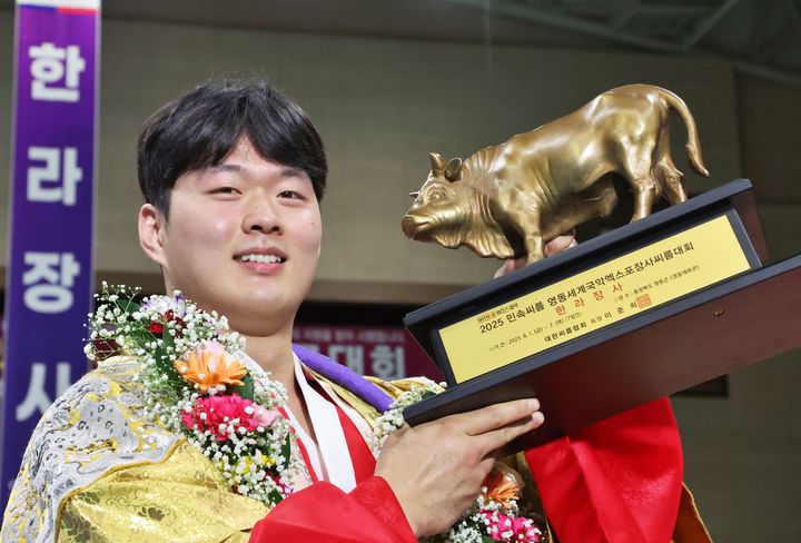 [서울=뉴시스] 박민교, 2025 민속씨름 영동세계국악엑스포장사씨름대회서 한라장사 등극. (사진=대한씨름협회 제공) *재판매 및 DB 금지