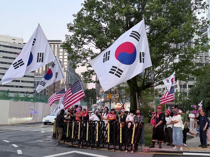 [서울=뉴시스] 지지자들이 태극기와 성조기를 들고 특검 사무실 인근 도로에 모여 김건희 여사를 기다리고 있다. photo@newsis.com *재판매 및 DB 금지