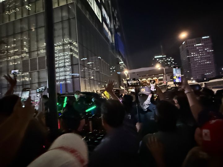 [서울=뉴시스] 김건희 여사를 태운 차량이 특검 사무실을 빠져나가자 지지자들이 손을 흔들며 환호하고 있다. photo@newsis.com *재판매 및 DB 금지