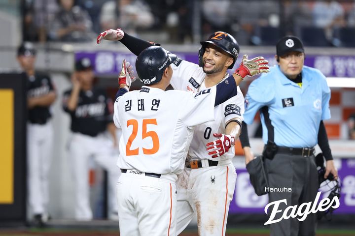 [서울=뉴시스] 프로야구 한화 이글스 루이스 리베라토가 6일 대전 한화생명볼파크에서 열린 2025 신한 쏠뱅크 KBO리그 KT 위즈와의 경기에서 홈런을 친 뒤 김태연과 끌어안고 있다. (사진=한화 이글스 제공) 2025.08.06. *재판매 및 DB 금지