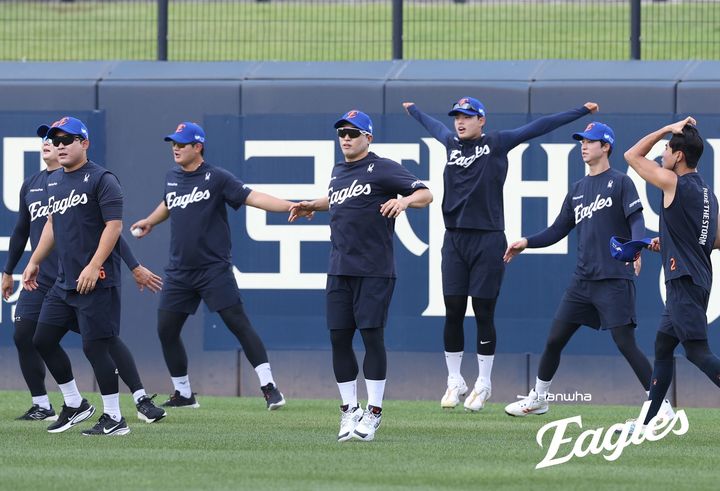 [서울=뉴시스] 프로야구 한화 이글스 손아섭이 1일 광주-기아챔피언스필드에서 열린 2025 신한 쏠뱅크 KBO리그 KIA 타이거즈와의 경기를 앞두고 몸을 풀고 있다. (사진=한화 이글스 제공) 2025.08.01. *재판매 및 DB 금지