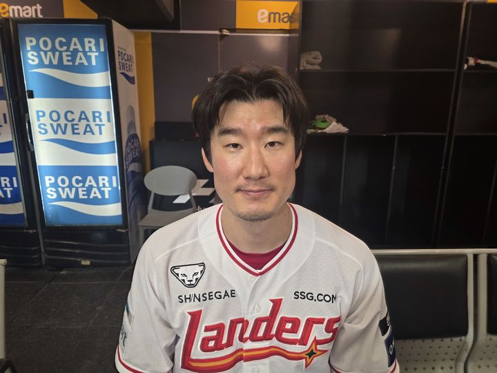 [인천=뉴시스] 김희준 기자 = SSG 랜더스의 오태곤이 6일 인천 SSG랜더스필드에서 벌어진 삼성 라이온즈와의 경기를 마친 뒤 인터뷰를 하고 있다. 2025.08.06jinxijun@newsis.com *재판매 및 DB 금지