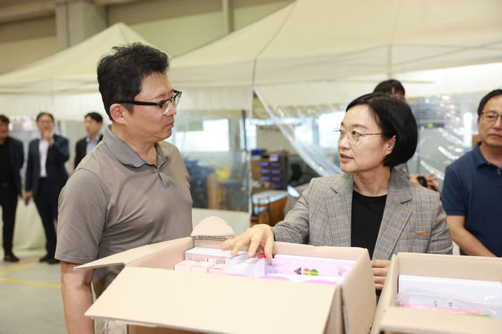 [경기광주=뉴시스] 지난 6일 경기 광주시 실리콘투 물류센터에서 손인호 실리콘투 CFO(최고 재무 관리자)의 설명을 듣는 한성숙 중소벤처기업부 장관. (사진=중소벤처기업부 제공) 2025.08.07. photo@newsis.com *재판매 및 DB 금지