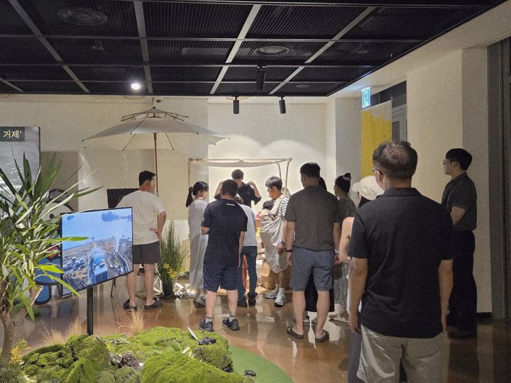 [거제=뉴시스] 신정철 기자= 거제시는 6일, 여름 휴가철을 맞아 한화리조트 거제 벨버디어 내에 홍보 플랫폼 ‘섬 속의 오감놀이터’ 관광홍보존을 설치·운영하며 본격적인 여름 관광객 맞이에 나섰다.사진은 관광객들이 방문하고 있는 ‘섬 속의 오감놀이터’ 관광홍보존 입구 모습.(사진=거제시 제공).2025.08.06. photo@newsis.com *재판매 및 DB 금지