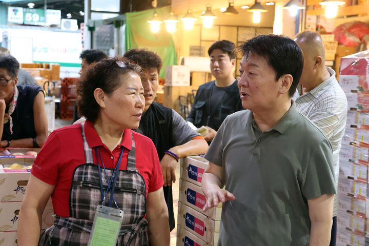 [서울=뉴시스] 김금보 기자 = 안철수 국민의힘 당대표 후보가 6일 오전 대구 북구 대구농수산물도매시장을 찾아 상인들과 의견을 나누고 있다. (사진=안철수 캠프 제공) 2025.08.06. photo@newsis.com *재판매 및 DB 금지