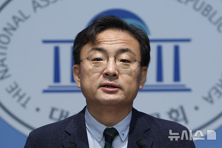 [서울=뉴시스] 김명년 기자 = 신장식 조국혁신당 의원이 6일 오전 서울 여의도 국회 소통관에서 열린 윤리특위 상설 특검법 발의 기자회견에서 발언하고 있다. 2025.08.06. kmn@newsis.com