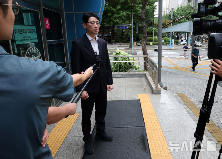 [서울=뉴시스] 배훈식 기자 = 주진우 국민의힘 당 대표 후보가 6일 오전 서울 종로구 서울경찰청 앞에서 이춘석 국회 법제사법위원장에 대한 억대 차명 주식거래 혐의 고발장 접수 경위를 설명하고 있다. 2025.08.06. dahora83@newsis.com