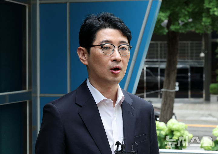 [서울=뉴시스] 배훈식 기자 = 주진우 국민의힘 당 대표 후보가 6일 오전 서울 종로구 서울경찰청 앞에서 이춘석 국회 법제사법위원장에 대한 억대 차명 주식거래 혐의 고발장 접수 경위를 설명하고 있다. 2025.08.06. dahora83@newsis.com