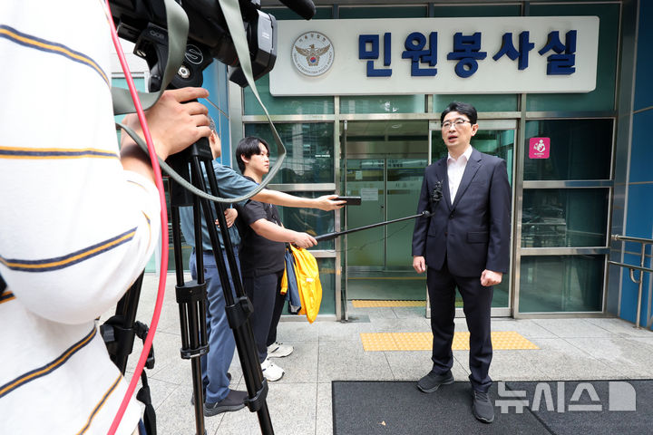 [서울=뉴시스] 배훈식 기자 = 주진우 국민의힘 당 대표 후보가 6일 오전 서울 종로구 서울경찰청 앞에서 이춘석 국회 법제사법위원장에 대한 억대 차명 주식거래 혐의 고발장 접수 경위를 설명하고 있다. 2025.08.06. dahora83@newsis.com