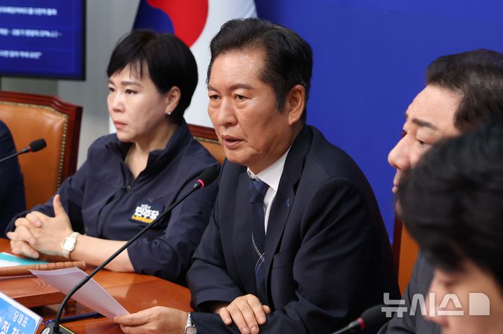 [서울=뉴시스] 조성봉 기자 = 정청래 더불어민주당 대표가 6일 오전 서울 여의도 국회에서 열린 최고위원회의에서 발언을 하고 있다. 2025.08.06. suncho21@newsis.com