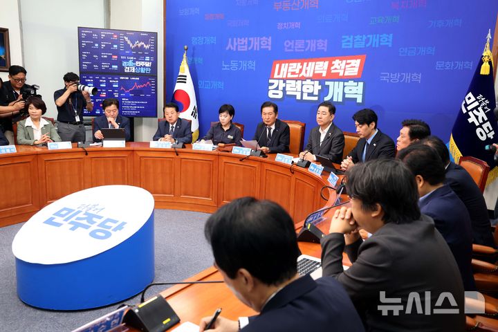 [서울=뉴시스] 조성봉 기자 = 정청래 더불어민주당 대표가 6일 오전 서울 여의도 국회에서 열린 최고위원회의에서 발언을 하고 있다. 2025.08.06. suncho21@newsis.com