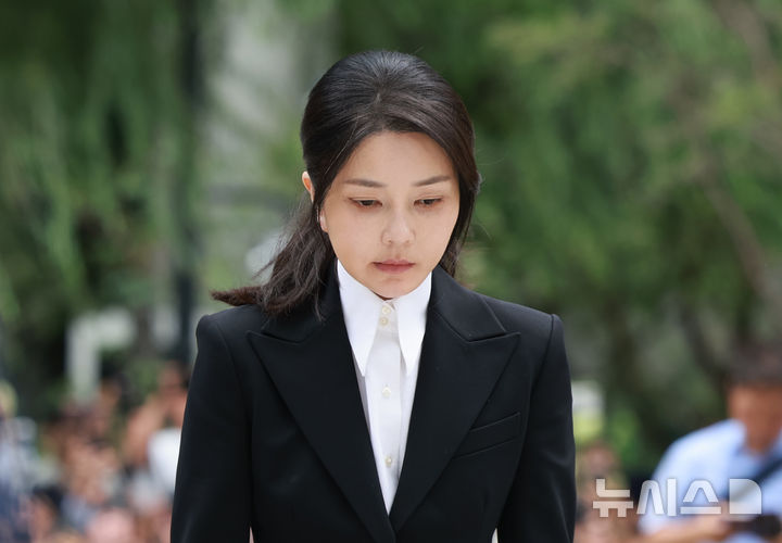 [서울=뉴시스] 이영환 기자 = 도이치모터스 주가조작 연루 의혹 등을 받는 김건희 여사가 6일 오전 서울 종로구 김건희 특검팀(특별검사 민중기)사무실에 피의자 신분으로 소환되고 있다. 2025.08.06. 20hwan@newsis.com