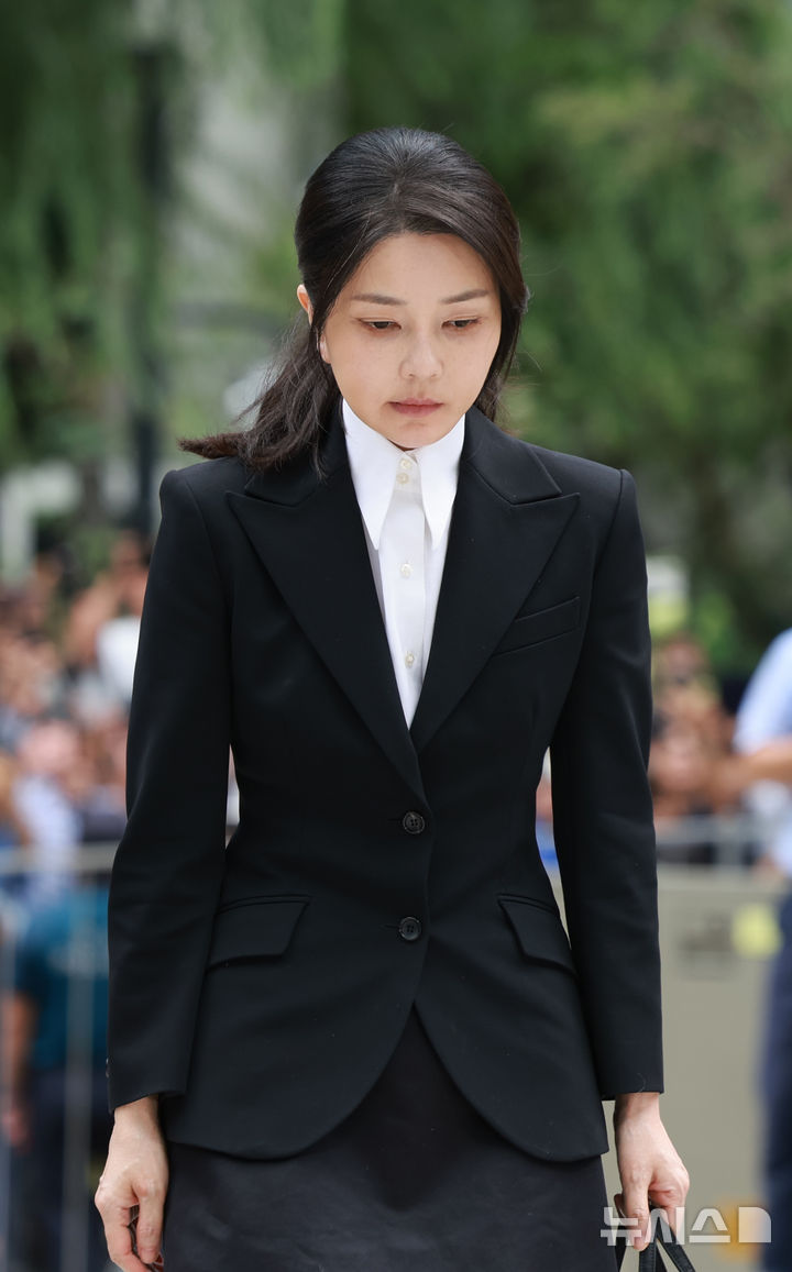 [서울=뉴시스] 이영환 기자 = 도이치모터스 주가조작 연루 의혹 등을 받는 김건희 여사가 6일 오전 서울 종로구 김건희 특검팀(특별검사 민중기)사무실에 피의자 신분으로 소환되고 있다. 2025.08.06. 20hwan@newsis.com