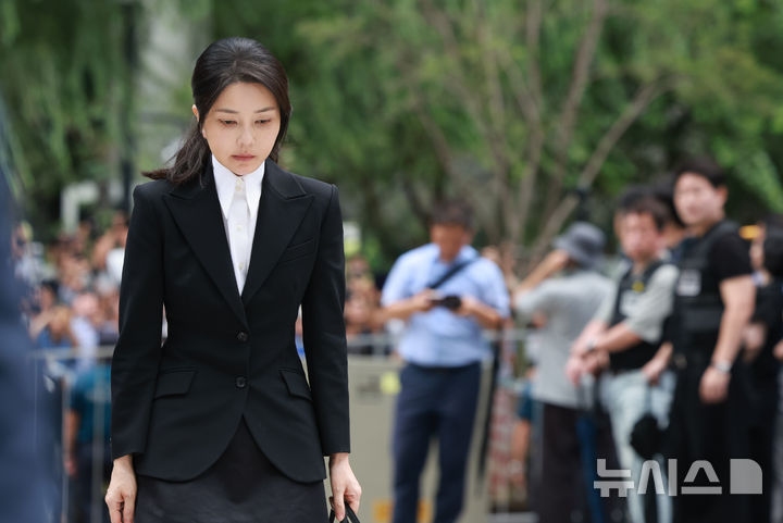 [서울=뉴시스] 이영환 기자 = 도이치모터스 주가조작 연루 의혹 등을 받는 김건희 여사가 지난 6일 오전 서울 종로구 김건희 특검팀(특별검사 민중기)사무실에 피의자 신분으로 소환되고 있다. 2025.08.06. 20hwan@newsis.com