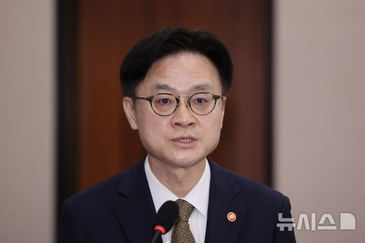 [서울=뉴시스] 김명년 기자 = 김정관 산업통상자원부 장관이 6일 오전 서울 여의도 국회에서 열린 산업통상자원중소벤처기업위원회 전체회의에서 대미 관세협상 관련 현안보고를 하고 있다. 2025.08.06. kmn@newsis.com