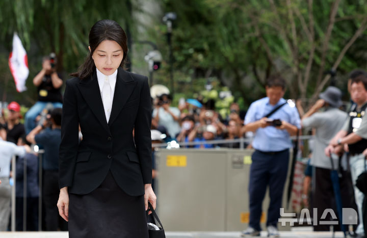 [서울=뉴시스] 이영환 기자 = 도이치모터스 주가조작 연루 의혹 등을 받는 김건희 여사가 6일 오전 서울 종로구 김건희 특검팀(특별검사 민중기)사무실에 피의자 신분으로 소환되고 있다. 2025.08.06. 20hwan@newsis.com