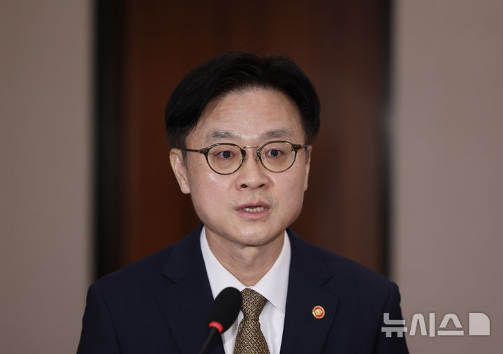 [서울=뉴시스] 김명년 기자 = 김정관 산업통상자원부 장관이 6일 오전 서울 여의도 국회에서 열린 산업통상자원중소벤처기업위원회 전체회의에서 대미 관세협상 관련 현안보고를 하고 있다. 2025.08.06. kmn@newsis.com