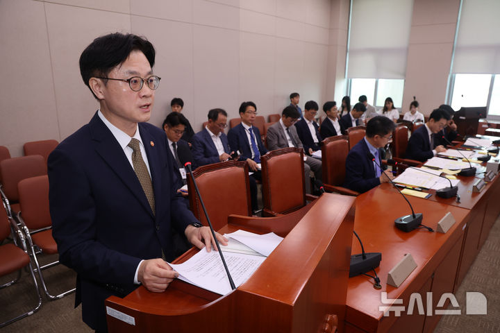 [서울=뉴시스] 김명년 기자 = 김정관 산업통상자원부 장관이 6일 오전 서울 여의도 국회에서 열린 산업통상자원중소벤처기업위원회 전체회의에서 대미 관세협상 관련 현안보고를 하고 있다. 2025.08.06. kmn@newsis.com