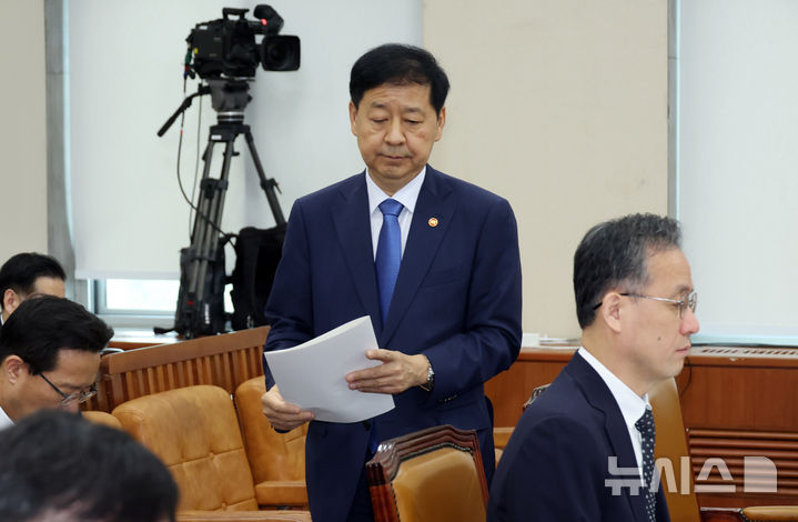 [서울=뉴시스] 고승민 기자 = 구윤철 경제부총리 겸 기획재정부 장관이 6일 서울 여의도 국회에서 열린 기획재정위원회 전체회의에서 모두발언 후 자리로 돌아가고 있다. 2025.08.06. kkssmm99@newsis.com