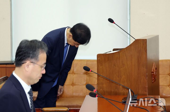 [서울=뉴시스] 고승민 기자 = 구윤철 경제부총리 겸 기획재정부 장관이 6일 서울 여의도 국회에서 열린 기획재정위원회 전체회의에서 모두발언 후 인사하고 있다. 2025.08.06. kkssmm99@newsis.com