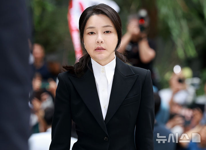 [서울=뉴시스] 이영환 기자 = 도이치모터스 주가조작 연루 의혹 등을 받는 김건희 여사가 6일 오전 서울 종로구 김건희 특검팀(특별검사 민중기)사무실에 피의자 신분으로 소환되고 있다. 2025.08.06. 20hwan@newsis.com