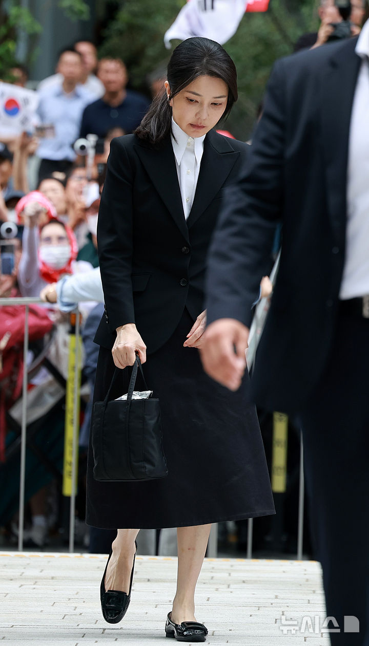 [서울=뉴시스] 이영환 기자 = 도이치모터스 주가조작 연루 의혹 등을 받는 김건희 여사가 6일 오전 서울 종로구 김건희 특검팀(특별검사 민중기)사무실에 피의자 신분으로 소환되고 있다. 2025.08.06. 20hwan@newsis.com