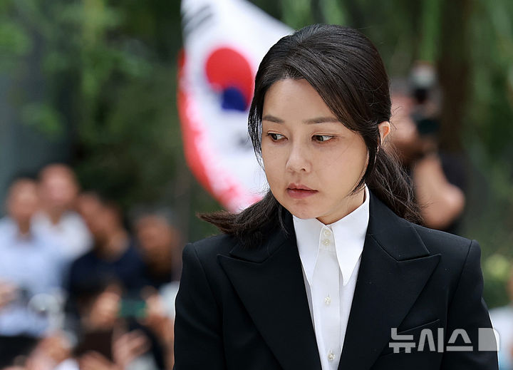 [서울=뉴시스] 이영환 기자 = 도이치모터스 주가조작 연루 의혹 등을 받는 김건희 여사가 지난 6일 오전 서울 종로구 김건희 특검팀(특별검사 민중기)사무실에 피의자 신분으로 소환되고 있다. 2025.08.06. 20hwan@newsis.com