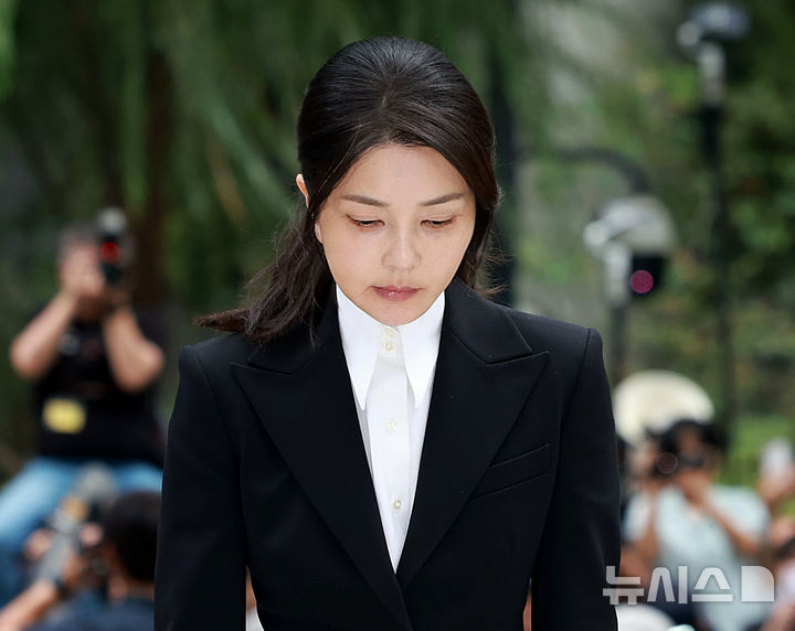 [서울=뉴시스] 이영환 기자 = 도이치모터스 주가조작 연루 의혹 등을 받는 김건희 여사가 전날 오전 서울 종로구 김건희 특검팀(특별검사 민중기)사무실에 피의자 신분으로 소환되고 있다. 2025.08.07. 20hwan@newsis.com
