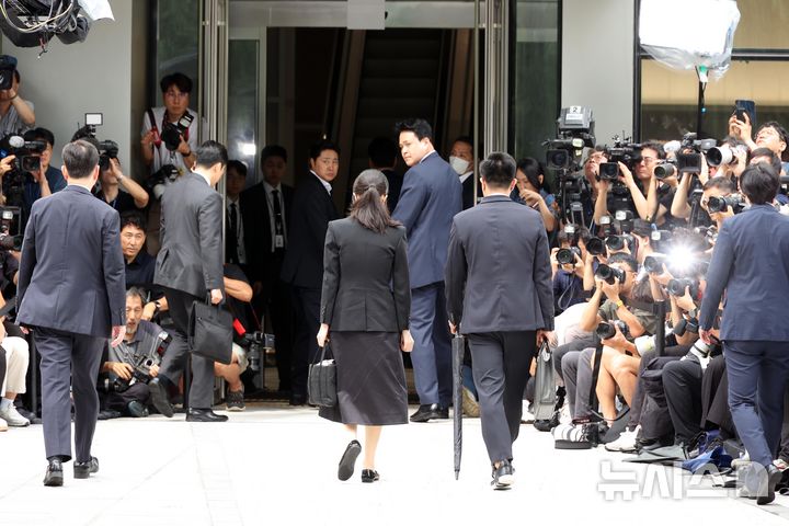 [서울=뉴시스] 사진공동취재단 = 도이치모터스 주가조작 연루 의혹 등을 받는 김건희 여사가 6일 오전 서울 종로구 김건희 특검팀(특별검사 민중기)사무실에 피의자 신분으로 소환되고 있다. 2025.08.06. photo@newsis.com