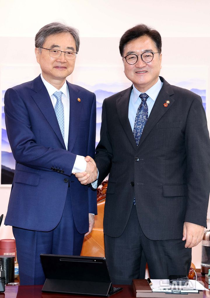 [서울=뉴시스] 조성봉 기자 = 우원식 국회의장이 6일 오전 서울 여의도 국회의장 집무실에서 조현(왼쪽) 외교부 장관을 접견하며 악수를 하고 있다. 2025.08.06. suncho21@newsis.com