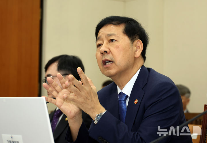 [서울=뉴시스] 고승민 기자 = 구윤철 경제부총리 겸 기획재정부 장관이 6일 서울 여의도 국회에서 열린 기획재정위원회 전체회의에서 조승래 더불어민주당 의원 질의에 답하고 있다. 2025.08.06. kkssmm99@newsis.com