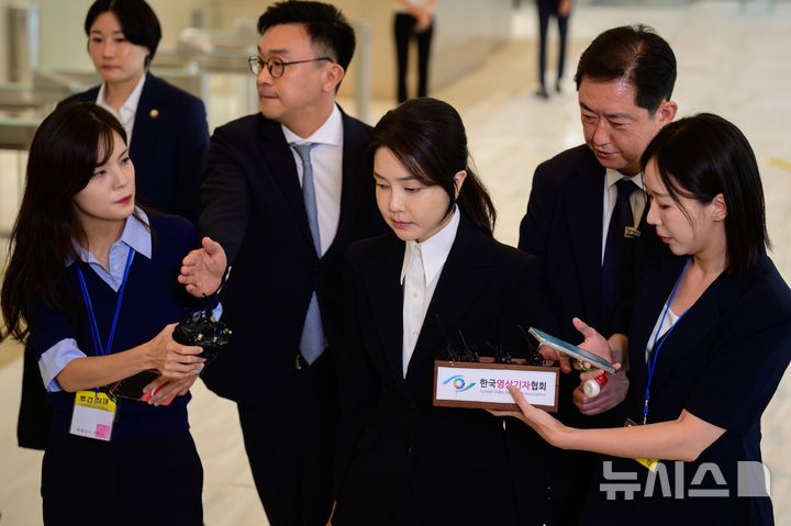 [서울=뉴시스] 사진공동취재단 = 도이치모터스 주가조작 연루 의혹 등을 받는 김건희 여사가 6일 오전 서울 종로구 김건희 특검팀(특별검사 민중기)사무실에 피의자 신분으로 소환되고 있다. 2025.08.06. photo@newsis.com