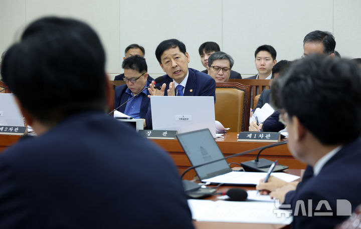[서울=뉴시스] 고승민 기자 = 구윤철 경제부총리 겸 기획재정부 장관이 6일 서울 여의도 국회에서 열린 기획재정위원회 전체회의에서 조승래 더불어민주당 의원 질의에 답하고 있다. 2025.08.06. kkssmm99@newsis.com