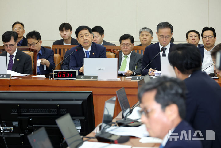 [서울=뉴시스] 고승민 기자 = 구윤철 경제부총리 겸 기획재정부 장관이 6일 서울 여의도 국회에서 열린 기획재정위원회 전체회의에서 조승래 더불어민주당 의원 질의에 답하고 있다. 2025.08.06. kkssmm99@newsis.com