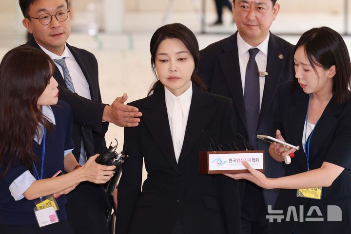 [서울=뉴시스] 사진공동취재단 = 도이치모터스 주가조작 연루 의혹 등을 받는 김건희 여사가 6일 오전 서울 종로구 김건희 특검팀(특별검사 민중기)사무실에 피의자 신분으로 소환되고 있다. 2025.08.06. photo@newsis.com