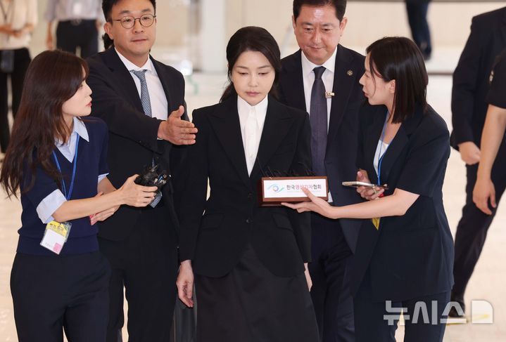 [서울=뉴시스] 사진공동취재단 = 도이치모터스 주가조작 연루 의혹 등을 받는 김건희 여사가 6일 오전 서울 종로구 김건희 특검팀(특별검사 민중기)사무실에 피의자 신분으로 소환되고 있다. 2025.08.06. photo@newsis.com