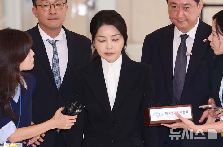 [서울=뉴시스] 사진공동취재단 = 도이치모터스 주가조작 연루 의혹 등을 받는 김건희 여사가 지난 6일 오전 서울 종로구 김건희 특검팀(특별검사 민중기)사무실에 피의자 신분으로 소환되고 있다. 2025.08.06. photo@newsis.com