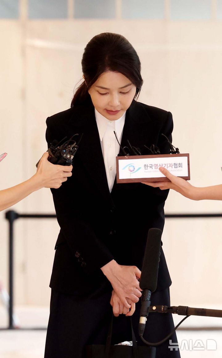 [서울=뉴시스] 사진공동취재단 = 도이치모터스 주가조작 연루 의혹 등을 받는 김건희 여사가 6일 오전 서울 종로구 김건희 특검팀(특별검사 민중기)사무실에 피의자 신분으로 출석하며 고개를 숙이고 있다. 2025.08.06. photo@newsis.com
