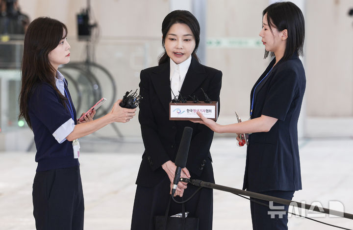 [서울=뉴시스] 사진공동취재단 = 도이치모터스 주가조작 연루 의혹 등을 받는 김건희 여사가 6일 서울 종로구 김건희 특검팀(특별검사 민중기) 사무실에 피의자 신분으로 조사를 받기 전 취재진 질문에 답하고 있다. 2025.08.06. photo@newsis.com