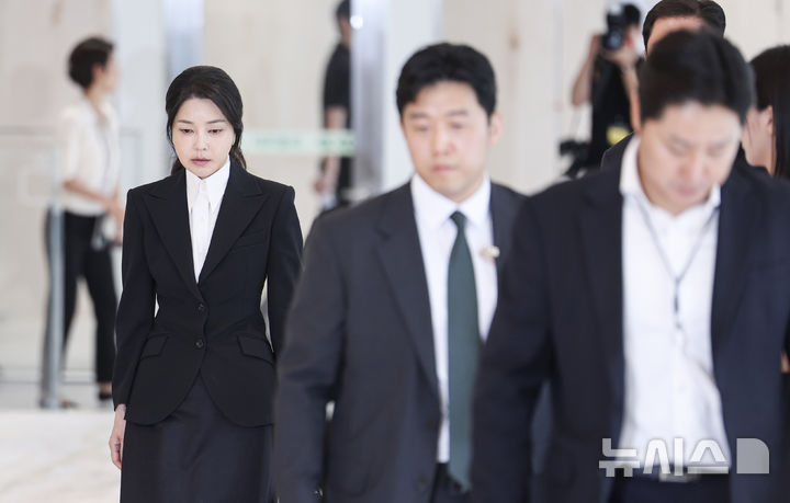 [서울=뉴시스] 사진공동취재단 = 도이치모터스 주가조작 연루 의혹 등을 받는 김건희 여사가 지난 6일 서울 종로구 김건희 특검팀(특별검사 민중기) 사무실에 피의자 신분으로 조사를 받기 위해 들어서고 있다. 2025.08.06. photo@newsis.com