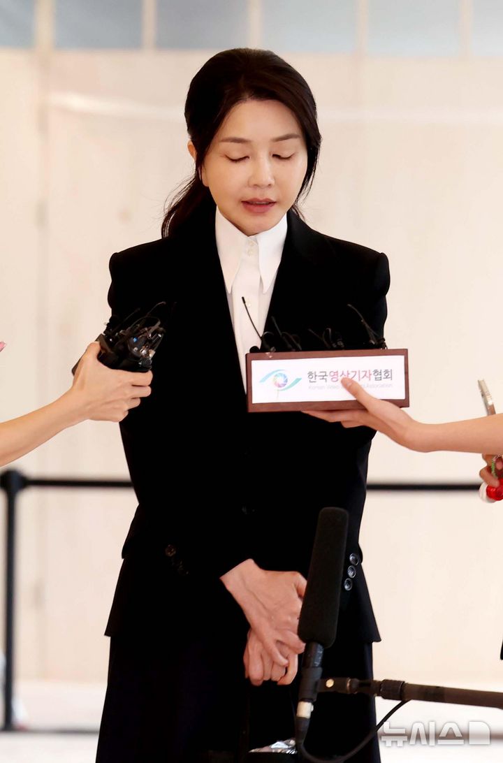 [서울=뉴시스] 사진공동취재단 = 도이치모터스 주가조작 연루 의혹 등을 받는 김건희 여사가 6일 오전 서울 종로구 김건희 특검팀(특별검사 민중기)사무실에 피의자 신분으로 출석하며 발언하고 있다. 2025.08.06. photo@newsis.com