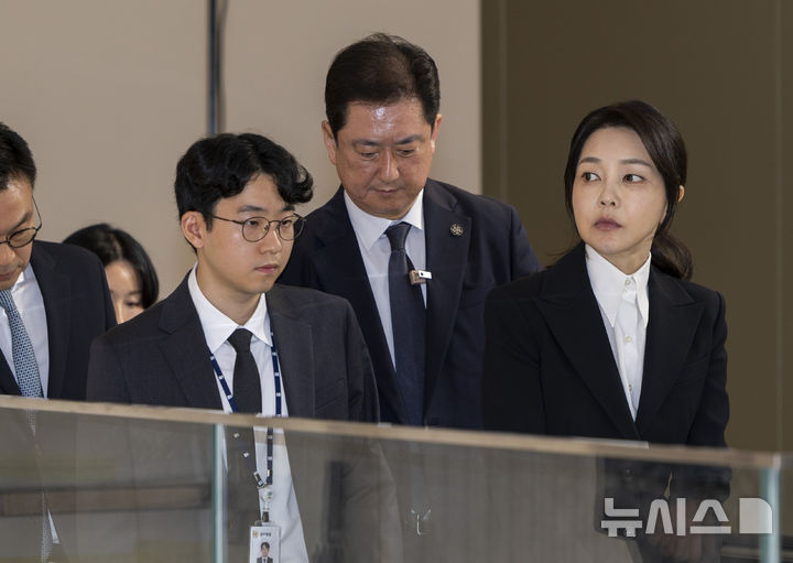 [서울=뉴시스] 사진공동취재단 = 도이치모터스 주가조작 연루 의혹 등을 받는 김건희 여사가 6일 서울 종로구 김건희 특검팀(특별검사 민중기) 사무실에 피의자 신분으로 조사를 받기 위해 들어서고 있다. 2025.08.06. photo@newsis.com