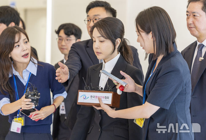 [서울=뉴시스] 사진공동취재단 = 도이치모터스 주가조작 연루 의혹 등을 받는 김건희 여사가 6일 서울 종로구 김건희 특검팀(특별검사 민중기) 사무실에 피의자 신분으로 조사를 받기 위해 들어서고 있다. 2025.08.06. photo@newsis.com